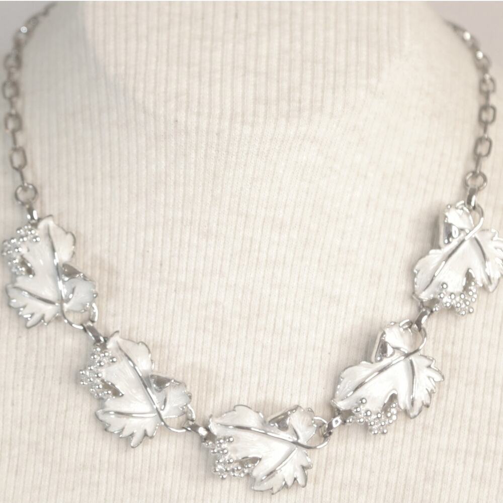 💎White Enamel On Silver Tone Leaf Choker Necklace
